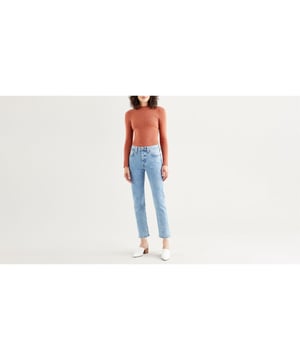 Womens Levis 501 Crop Jeans in light blue.- 5-pocket construction. - Button fastening.- Branded leather patch at rear waist.- Branded tab at the back.- Low stretch.- Cropped.- Iconic straight fit.- 99% Cotton  1% Elastane.- Ref: 362000167