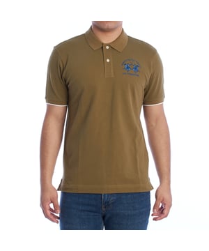 Polo de manga corta para hombre La Martina.

Una pieza clásica con un toque moderno, este polo de La Martina combina comodidad y detalles exclusivos. Diseñado para hombres que valoran la calidad y un estilo casual sofisticado.

Detalles:

- Elaborado en tejido de piqué elástico, que ofrece flexibilidad y transpirabilidad para mayor comodidad.
- Cuello de polo con cierre de dos botones.
- Bordado distintivo de La Martina en el pecho.
- Etiqueta decorativa en la parte posterior.
- Mangas cortas con ribete en contraste.
- Corte de ajuste regular que proporciona una silueta cómoda y favorecedora.

Este polo de La Martina es una pieza esencial para el guardarropa de cualquier hombre. Su diseño clásico, combinado con detalles modernos, lo convierte en una prenda versátil y cómoda, perfecta para destacar con estilo en el día a día.  
Composición: 95% algodón, 5% elastano.  
Cuidado:  
- Lavar a un máximo de 30°C en ciclo delicado.  
- No usar blanqueador ni productos para blanquear.  
- Planchar a baja temperatura, evitando el bordado para no dañarlo.  
- No usar secadora.