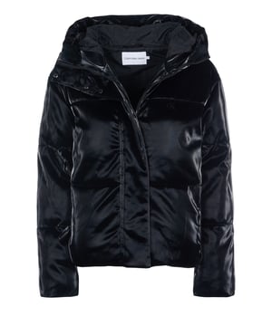 50% poliéster, 50% poliuretano; chaqueta Calvin Klein Jeans;  Modelo: J20J222173 BEH;  Mano de obra de alta calidad;  Capucha con banda elástica y cordón;  cuello alto;  Tapeta con cremallera y cierre a presión;  Dos bolsillos laterales con cremalleras;  Banda elástica con cordón en el dobladillo;  Banda elástica en las mangas;  aspecto de cuero;  Detalles del logotipo de Calvin Klein Jeans