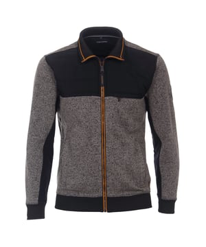 Het sweatjack is comfortabel om te dragen en kan op verschillende manieren worden gecombineerd dankzij de mix van materialen: het is modieus gewatteerd op de borst. Het kan worden geopend en gesloten met een rits. De jas heeft een opstaande kraag. Aan de zijkanten zitten twee zakken. Kleurcontrasterende elementen op de kraag en ritssluiting en labelpatches onder de linkerzak en op de arm ronden het ontwerp af.
