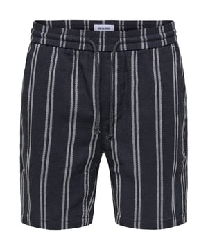 Diese Bermuda-Shorts in normaler Passform überzeugen durch ihr gestreiftes Strickgewebe und bieten dank des elastischen Tunnelzugs am Bund optimalen Sitz und Tragekomfort. Seitliche Eingrifftaschen und eine aufgesetzte Gesäßtasche bieten praktische Stauraummöglichkeiten. Das gerade Bein sorgt für eine klassische Silhouette, während der gesäumte Abschluss die Shorts stilvoll abrundet. Ein gewebtes Markenlabel innen verleiht dem Design eine dezente, markentypische Note. Ideal für entspannte Freizeitlooks mit hohem Tragekomfort.