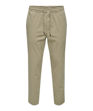 Deze herenchino biedt een perfecte balans tussen stijl en comfort. De taps toelopende pasvorm creëert een modern, slank silhouet, terwijl de middelhoge taille zorgt voor een ontspannen pasvorm. De elastische tailleband met trekkoord kan individueel worden aangepast en geeft de look een casual touch. De steekzakken en achterzak bieden praktische opbergruimte voor onderweg. De broek is gemaakt van zacht, hoogwaardig stretchmateriaal, past zich aan elke beweging aan en garandeert de hele dag lang een hoog draagcomfort. Ideaal voor de moderne man die stijlvol en comfortabel door het leven wil gaan.
