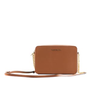Style : Michael Kors Jet Set Large East West Crossbody Bag (Luggage) Matériau : Cuir Saffiano Caractéristiques : Fermeture à glissière, 2 poches intérieures, sangle réglable de 22&#8243, plaque MK sur le devant Mesures : 24.13cm L x 16.51cm H x 5.71cm D &nbsp ;