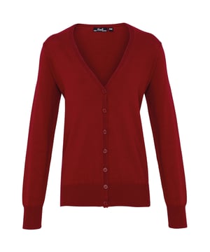 Dames vest met lange mouwen en V-hals. Zacht gevoel/katoenrijk garen. Fijnmazige breiwerk. Knoopsluiting. 7 knoopsluiting. Eigentijdse styling. Ingezet in mouwen. 40°C Huishoudelijk wassen. Borstomvang 8 - 31,5, 10 - 33, 12 - 34,5, 14 - 36, 16 - 38, 18 - 39,5, 20 - 41, 22 - 42,5, 24 - 44. Stof: 55% Katoen 45% Acrylgewicht: 12 Gauge Knit.