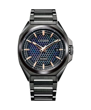 Die Citizen Series 8 Analoguhr für Herren ist das perfekte Zeitmesser, um sie zu tragen oder zu verschenken. Ihr schwarzes 40 mm rundes Gehäuse in Kombination mit dem bequemen Armband aus schwarzem Edelstahl sorgt dafür, dass Sie dieses beeindruckende Zeitmesser ohne Kompromisse genießen können. Angetrieben durch ein hochwertiges Automatikwerk und wasserdicht bis 10 Bar, wird Ihre Uhr weiterhin ticken. Diese Uhr hat ein automatisches Uhrwerk (aufgeladen durch jede Bewegung Ihres Handgelenks; benötigt niemals eine Batterie). Diese Analoguhr verfügt über eine Kalenderfunktion: Datum, leuchtende Zeiger und leuchtende Ziffern. Hochwertiges 21 cm langes und 21 mm breites Armband aus schwarzem Edelstahl mit einer Klappschließe mit Druckknopf. Gehäusedurchmesser: 40 mm, Gehäusehöhe: 11 mm, Gehäusefarbe: Schwarz und Ziffernblattfarbe: Blau.