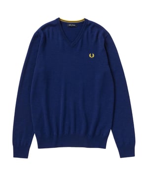 Fred Perry klassiek logo K7600 984 marineblauwe trui. Fred Perry blauwe trui. 100% Wol. Ronde nek. Elastische mouw en zoom. Stijlcode: K7600 984