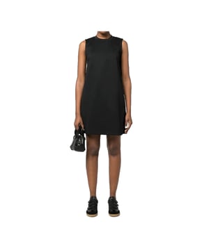 Kleid Calvin Klein Logo Linie Femme Schwarz Polyester. Authentische Stadtbekleidung der Marke Calvin Klein - Streetwear/Sportswear Design von Calvin Klein - Calvin Klein für Frauen, modisch und perfekt für den Alltag - Das schwarze Kleid von Calvin Klein lässt sich ideal mit dem Rest Ihrer Garderobe kombinieren - bequemer Polyesterstoff - klassisch - Logo Linie -
