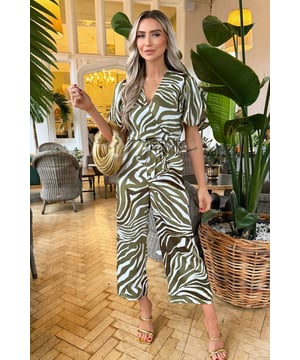 Our Olive Print Wrap Top Tie Waist Jumpsuit is perfect to dress up or
down! Designed in a beautiful animal print in different shades of
olive green. Featuring a wrap front with a tie waist, short butterfly
sleeves, a zip back and elasticated waist back. Pair with strappy
heels and gold jewelry for the perfect date night look. 

Model wears: UK 8/ EU 36/ US 4
Model's height: 168cm/ 5'6"
Approx length from centre back to hem: 136cm
Fabric composition: 100% Polyester
Colour: OLIVE

*print position may vary*