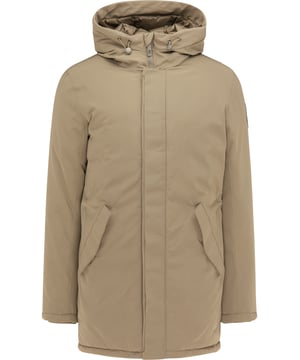 Klaar voor het winterseizoen? Met deze gewatteerde jas van Mo kom je gegarandeerd goed beschermd de koude winterdagen door. Het robuuste, licht glanzende buitenmateriaal voelt zacht aan en ziet er dankzij het katoengehalte sportief uit.  De rechte, klassieke vorm heeft een elastisch trekkoord aan de achterkant en biedt zo evenveel bescherming als de grote, gevoerde capuchon met trekkoord. De schuine klepzakken met drukknopen en een binnenzak bieden voldoende ruimte om belangrijke gebruiksvoorwerpen veilig op te bergen. Stabiele geribde manchetten en een grote coole logobadge op de bovenarm ronden het model af.