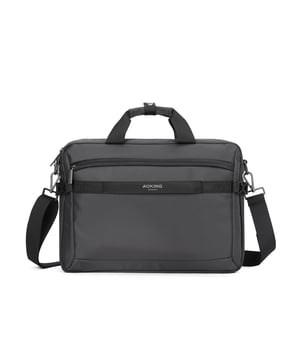 Bolso unisex. El cierre es con cremallera. Los bolsillos internos son bolsillos multifuncionales. Los bolsillos externos son dos delanteros con cremallera y uno trasero con cremallera. La bandolera es ajustable y extraíble en tejido. El asa es de tela. Hay tres compartimentos internos. El material exterior es poliéster. Internamente está forrado en poliéster. Medidas: 40,5x10x29 cm. Producto de moda
