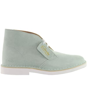 De Clarks Desert Women's Green Boots zijn een stijlvolle en veelzijdige keuze voor vrouwen die een vleugje kleur willen toevoegen aan hun schoenencollectie. Clarks staat bekend om de productie van goed gemaakt en comfortabel schoeisel, en de Desert laarzen zijn een klassieke optie. Hier volgt een beschrijving van de belangrijkste kenmerken:

 Groene kleur: Deze laarzen worden geleverd in een rijke groene kleur, die een unieke en opvallende look biedt die een pop of color kan toevoegen aan je outfits. Groene laarzen zijn een trendy en opvallende keuze voor vrouwen.

 Bovenwerk van suède of leer:  De Desert boots hebben meestal een bovenkant van eersteklas suède of leer, wat zorgt voor kwaliteit en een stijlvolle uitstraling. Je kunt kiezen tussen suède en leer op basis van je persoonlijke stijl en voorkeuren.

 Chukka laars stijl:  De Desert boots hebben een chukka boot stijl, gekenmerkt door hun enkelhoge snit en eenvoudige, onopgesmukte ontwerp. Dit ontwerp voegt een vleugje elegantie en veelzijdigheid toe aan de laarzen, waardoor ze geschikt zijn voor verschillende gelegenheden.

 Crêpezool: De laarzen hebben een crêpezool, die bekend staat om zijn comfort en demping. Het biedt uitstekende schokdemping en vermindert vermoeidheid, waardoor ze comfortabel zijn voor langdurig gebruik.

 Veelzijdige stijl:  Clarks Desert Women's Green Boots hebben een veelzijdige stijl die kan worden gecombineerd met verschillende outfits, waardoor ze geschikt zijn voor een breed scala aan gelegenheden, van alledaagse slijtage tot semi-formele evenementen.

 Merkreputatie Clarks:  Clarks is een gerespecteerd merk dat bekend staat om de productie van hoogwaardige en comfortabele schoenen. Kiezen voor Clarks laarzen betekent investeren in een gerenommeerd en stijlvol product.

Samengevat bieden de Clarks Desert Women's Green Boots een mix van klassieke stijl, comfort en kwaliteit, met een frisse en levendige groene kleur. Met hun groene design, chukka boot stijl, en crêpe zool, kunnen deze laarzen een gedurfd fashion statement maken en een vleugje uniciteit toevoegen aan je garderobe.