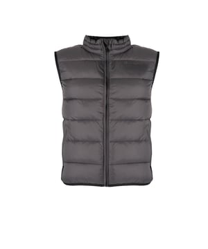 El corte ajustado garantiza una apariencia elegante y moderna, resaltando la silueta sin renunciar a la comodidad de uso.

El diseño acolchado no solo añade carácter, sino que también proporciona una distribución uniforme del calor, lo cual es crucial en días fríos.

El cuello alto se ve especialmente elegante y protege contra el viento, brindando una protección adicional en la zona sensible del cuello.

Cierre de cremallera con logotipo, que no solo es un elemento práctico, sino también un detalle sutil que enfatiza la marca.

En la parte delantera, dos bolsillos con cremallera ofrecen un lugar seguro para los objetos pequeños que deseas tener siempre contigo.

El capucha, los hombros y el dobladillo con cinta aseguran un acabado resistente al desgaste y le dan un carácter deportivo.

A la izquierda, la impresión con el nombre de la marca es una marca discreta pero clara de calidad y pertenencia a la exclusiva selección de productos.

Hecho con tejido de alta calidad, garantiza un uso duradero y resistencia a los factores externos.

Acolchado con material de relleno sintético, proporciona calor sin cargar el medio ambiente, al tiempo que es ligero y cómodo de llevar.