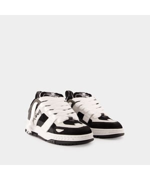 Farben: Schwarz - Black/White. Hauptmaterial: glattes Kalbsleder. Sohlenmaterial: 100% TR. Futter: 85% Recycled PES + 15% PU. Verschluss: Schnürsenkel auf der Oberseite. Form der Kappe: spitz. Schuhgröße: größengerecht - Sizing: Amerikanisch.