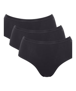 Dieser Midi-Slip im praktischen Dreierpack vereint Komfort und Eleganz für jeden Tag. Mit einem normalen Beinausschnitt und einer klassischen Taillenbundhöhe bietet er eine bequeme Passform, die sich ideal für unterschiedliche Körperformen eignet. Der weiche Baumwollstretch sorgt für ein angenehmes Tragegefühl und passt sich perfekt an Ihre Bewegungen an. Der elastische Bund mit einem dezent eingewebten Logo garantiert sicheren Halt und eine moderne Optik. Ein gedrucktes Label am Bund vermeidet Hautirritationen und sorgt für zusätzlichen Komfort. Das glatte, leicht glänzende Saumband verleiht den Slips einen eleganten Touch und macht sie zu einer stilvollen Wahl. Alle drei Slips in diesem Set haben die gleiche Farbe und bieten eine ideale Kombination aus Funktionalität und Design. Diese Unterwäsche ist perfekt für Frauen, die Wert auf Qualität, Komfort und ein dezentes, stilvolles Design legen.