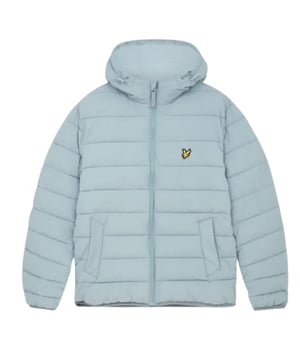La chaqueta azul de Lyle & Scott es ligera y presenta el logotipo de la marca en ambos brazos. Tiene un cierre de cremallera central. Esta chaqueta de corte regular se ajusta a la talla real con una insignia de la marca en la parte delantera izquierda del pecho. Chaqueta azul Lyle & Scott, hecha en China, 100% nailon, relleno: 100% nailon, logotipo de la marca en Pecho, Cierre central con cremallera, Corte estandar, Se ajusta a la talla real, Insignia de la marca en el lado izquierdo del pecho, Abrigo azul