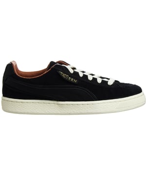 Las Puma AMQ (Alexander McQueen) Men's Black Trainers son un par de zapatillas modernas y de alta gama diseñadas en colaboración con la marca Alexander McQueen. Estas zapatillas son conocidas por su diseño único y elegante, que combina la experiencia en ropa deportiva de Puma con la estética de alta costura de Alexander McQueen.

Características principales:

 Color negro: Estas zapatillas vienen en un elegante color negro, que añade un toque de sofisticación y versatilidad a tu colección de calzado.

 Diseño vanguardista:  Las zapatillas AMQ suelen presentar un diseño vanguardista y a la moda, con detalles únicos, materiales de primera calidad y siluetas distintivas.

 Ajuste cómodo:  A la vez que priorizan el estilo, Puma y Alexander McQueen pretenden ofrecer un ajuste cómodo, incorporando a menudo amortiguación y sujeción para tus pies.

 Construcción duradera:  Estas zapatillas están fabricadas con materiales y artesanía de alta calidad, lo que garantiza que mantengan su calidad con el paso del tiempo.

 Cierre de cordones: El cierre de cordones permite un ajuste seguro y regulable, garantizando que las zapatillas permanezcan cómodamente en su sitio.

 Estilo versátil:  Además de ofrecer un aspecto moderno, estas zapatillas son lo suficientemente versátiles como para llevarlas en ocasiones elegantes o informales.

 Marca Puma y Alexander McQueen:  Las zapatillas suelen llevar la marca Puma y Alexander McQueen, lo que indica la colaboración y la fusión de ropa deportiva y alta costura.

Las zapatillas Puma AMQ para hombre en negro son una pieza única para aquellos que aprecian la moda de vanguardia y las colaboraciones con diseñadores. Estas zapatillas son una opción lujosa y elegante para todo tipo de ocasiones, ya sea para ir a la moda, asistir a eventos exclusivos o simplemente para realzar tus conjuntos informales.