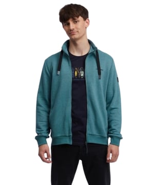 Entdecken Sie unsere neueste Kollektion mit der 'JETTRY' Herren Sweatjacke von ragwear. Diese Jacke ist nicht nur ein Symbol für modernen Stil, sondern auch ein Paradebeispiel für Funktionalität und Komfort. Der Regular Fit sorgt für eine entspannte Passform, während der Stehkragen und der Tunnelzug zusätzlichen Schutz und Anpassungsfähigkeit bieten. Der durchgehende Reißverschluss, die Rippstrickbündchen und die geräumigen Seitentaschen machen sie zu einem praktischen Begleiter im Alltag. Die Jacke besticht durch ihre unifarbene, melierte Optik, die durch die Label-Patches von ragwear akzentuiert wird, und verleiht jedem Outfit eine lässige Eleganz.
