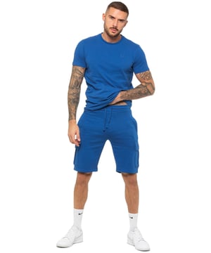 Enzo T-shirt trainingspak voor heren met korte broek. T-shirt met ronde hals en korte mouwen. Zachte, comfortabele top met normale pasvorm. Voorzien van EZ-logo op de borst gedrukt. In combinatie met Enzo Cargo-shorts. Elastische tailleband met verstelbaar trekkoord. Voorzien van 2 zijzakken en 2 cargozakken.