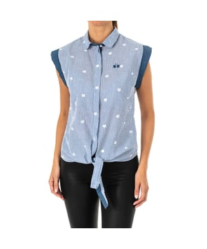 Camisa sin mangas,a rayas horizontales.
Color Azul
Cuello de solapa.
Cierre de botones en el frontal.
Logo bordado,en la parte delantera superior.
Bajera anudado con cordón.
Costuras vistas a tono.

Composición:  85% Poliester - 15% Algodón

Instrucciones de lavado:
- Lavar máximo a 40ºC.
- Planchar a media temperatura, máx. 110ºC.
- Permite usar secadora.
- No usar lejía.
- No admite el  lavado en seco.

Talla              Talla
Diseñador   Europea

1                       XS
2                         S
3                         M
4                         L
5                        XL
6                       XXL