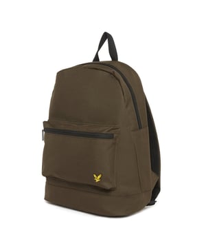 De Lyle & Scott Backpack is al zo lang als we ons kunnen herinneren een hoofdbestanddeel van ons accessoires -assortiment. Deze rugzak is gebrandmerkt met onze kenmerkende Golden Eagle, is zo veelzijdig als duurzaam. Of je nu op weg bent of voor een weekendwandeling, deze rugzak is klaar voor iets. Compleet met gewatteerde riemen voor maximaal comfort en zware ritsen.