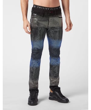 mit Schmucksteinen  Verleihen Sie Ihrem Look einen Hauch von Glamour mit dieser edlen Denim-Hose. Entdecken Sie ihre Eigenschaften.   Ausgebleichter, strassbesetzter Stretch-Denim   PP-Sechseck auf einem auf der rechten Gesäßtasche aufgenähten Saffianleder-Patch   Einzelner Metallknopf   Aufgenähtes Logo-Etikett auf der Rückseite des Bundes   Passform: Super Straight