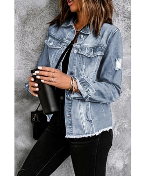 Reverskragen Distressed Raw Hem Knöpfe Jeansjacke  
Hergestellt aus hochwertigem Denim  
Mit einem Reverskragen  
Distressed-Details für einen trendigen Look  
Raw Hem für einen einzigartigen Touch  
Knopfverschluss für einen sicheren Sitz  
Perfekt für legere Ausflüge oder einen Abend heraus  
Ein Must-Have für modebewusste Frauen  
Material: 78% Baumwolle, 22% Polyester