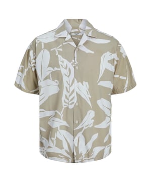 Dieses Kurzarmhemd vereint lässigen Stil mit sommerlichem Flair und ist ein Must-have für warme Tage. Die lockere Passform und der Resort-Kragen sorgen für einen entspannten Look, der ideal für Freizeit und Urlaub ist. Die Knopfleiste und die Umschlagsäume unterstreichen das klassische Design und bieten vielseitige Kombinationsmöglichkeiten. Gefertigt aus einer hochwertigen Baumwoll-Viskose-Mischung, fühlt sich das Hemd angenehm leicht und weich auf der Haut an. Der florale Alloverprint verleiht dem Hemd einen frischen und stilvollen Akzent, der sofort ins Auge fällt. Das gewebte Label innen rundet das Design dezent ab. Perfekt für Strandtage, sommerliche Events oder einfach einen lockeren Alltagslook – dieses Hemd bringt Leichtigkeit und Eleganz in jede Garderobe. Ein Kleidungsstück, das Komfort und Stil mühelos miteinander verbindet.