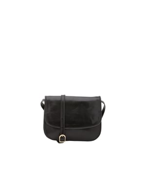 Bolso bandolera para mujer. El cierre es con imán. Los bolsillos internos son uno con cremallera. Los bolsillos externos son uno en la espalda con cremallera. La bandolera es ajustable en piel. Falta el mango. Hay tres compartimentos internos. El material exterior es auténtica piel de vacuno. Internamente está forrado en algodón. Medidas: 27x20x12 cm. Hecho en Italia