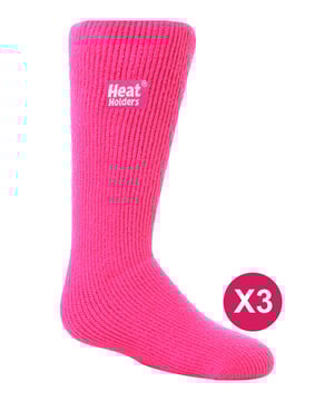 Die Original-Kindersocken von Heat Holders bieten unschlagbare Wärme für die Füße Ihrer Kinder und sind durchschnittlich siebenmal wärmer als normale Baumwollsocken. Unsere Socken sind perfekt für stundenlanges Spielen im Freien, denn sie sind nicht nur unglaublich warm, sondern auch kuschelig und gemütlich! Wenn Kinder so aktiv sind, wie sie es sind, brauchen sie viele Socken, damit sie nicht schlapp machen. Deshalb gibt es diese Socken im 3er-Pack! Die Innenseite jeder Socke wurde intensiv gebürstet, was sich nicht nur sensationell weich anfühlt, sondern auch die warme Luft nahe an der Haut einschließt und die Füße länger warm hält, besonders wenn sie draußen im Schnee spielen. Die Heat Holders sind dick, klobig und haben eine Tog-Einstufung von 2,34. Sie werden aus einem speziell entwickelten schweren Garn hergestellt, das extreme Wärmeeigenschaften aufweist. Mit ihrer langflorigen Polsterung tragen diese Thermosocken dazu bei, dass sich die Füße rundum wohl fühlen und unterstützt werden. Diese Thermosocken haben einen langen, geschlungenen Thermoflor. Die innovative Stricktechnologie erzeugt unseren einzigartigen, extra langen, geschlungenen Flor, der mehr warme Luft einschließt und die Wärmeleistung erhöht! Sie sind in 8 verschiedenen Farben und in 2 Kindergrößen erhältlich: 9-1 UK & 2-5 UK. Sie bestehen aus 91 % Acryl, 5 % Polyamid, 3 % Polyester, 1 % Elastan und sind maschinenwaschbar.