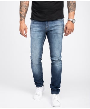 Ein Klassiker für Arbeitsalltag, Freizeit und Urlaub ist die Blue Jeans im Regular Fit! Viele unserer hell- bis dunkelblaue Herren Jeans gefallen mit coolen Waschungen im Used-Look. Die lässig sitzenden Hosen verfügen über gerade geschnittene Beine, das