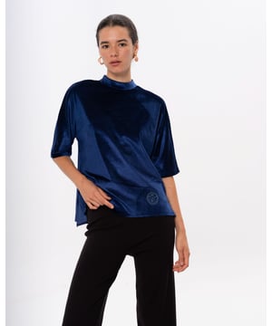 El Top Teresa Azul es la elección perfecta para destacar en tus eventos de otoño. Con su suave terciopelo y detalles sutiles, esta blusa combina elegancia y comodidad. Ideal para combinar con pantalones oscuros y accesorios discretos para un look sofisticado y chic.
  
  
  
  Top holgado.
  
  Cuello redondo alto con cierre en espalda con abertura y botón.
  
  Manga al codo.
  
  Tejido terciopelo.