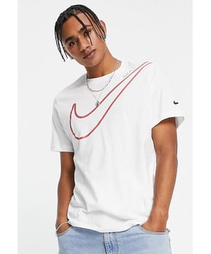 Nike heren T-shirt met ronde hals. T-shirt van katoenjersey. Geribbelde ronde hals en korte mouwen. Big Swoosh Contrsast Tick en Classic Schrijf gewoon boven het vinkje. Standaard pasvorm voor een ontspannen, gemakkelijk gevoel.