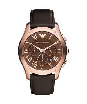 Emporio Armani AR1701 is een geweldig en bijzonder herenhorloge. De kast is gemaakt van PVD-rosé plating, wat staat voor een hoge kwaliteit van het item, terwijl de wijzerplaatkleur Brons is. Tot de kenmerken van het horloge behoren onder meer een chronograaf en datumfunctie. Dit model heeft een waterdichtheid van 30 meter - het kan worden gedragen in scenario's waarin de kans groot is dat het opspat, maar niet wordt ondergedompeld in water. 45 mm breed.