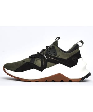 Ontworpen voor het buitenleven, maar met een meer ontspannen, streetwear-klaar ontwerp, Timberland levert een veelzijdige trainer die kan bijbenen met wat de dag kan brengen.
 Deze Madbury OX herentrainers zijn gemaakt van een eersteklas leer/textielmix bovenwerk met ingewikkelde lambriseringen en designer stiksels om een trainer te presenteren die perfect thuis is in de stedelijke omgeving. Het bovenwerk is gemaakt van een duurzame ReBOTL stof die minstens 50% gerecycled plastic bevat, terwijl een EVA middenzool zorgt voor demping en schokabsorptie zodat je er zeker van kunt zijn dat je voeten comfortabel en beschermd zijn. Dit wordt versterkt door de ultra duurzame rubberen buitenzool, die meer grip biedt om de stabiliteit te verbeteren waar je ook loopt.
 - Leer / textielmix bovenwerk
 - Vetersluiting
 - Zacht gevoerde hiel en enkelkraag
 - Bovenwerk gemaakt van milieuvriendelijke ReBOTL stof
 - Hiellus voor gemakkelijk aan- en uittrekken
 - EVA tussenzool voor schokabsorptie
 - Duurzame rubberen buitenzool
 - Timberland merkopdruk