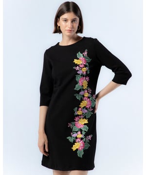 El vestido Camila es símbolo de elegancia. Este vestido con flores bordadas es perfecto para dar un toque alegre al invierno.
 
 
 
 Vestido corto recto con cuello redondo.
 
 Bordado floral en delantero.
 
 Manga por debajo del codo.
 
 Cierre en espalda con cremallera.