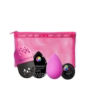 Wees de ultieme make-up pro met deze Make Me A Pro-set die alle benodigdheden van Beautyblender bevat voor de gewenste make-uplook. Waaronder de Beauytblender Original, die is gemaakt van het exclusieve aqua-activated schuim. Dit superzachte, latexvrije schuim mengt make-up snel voor een gemakkelijke applicatie en een huidachtige finish. De zachte maar effectieve Blendercleanser Solid (in een schattig mini-reisformaat!) Helpt je Beautyblender schoon en in de hoge prestatiemodus te houden! Na het schoonmaken kun je je Beautyblender opbergen in de Blender Defender, de perfecte partner voor je spons. En maak je geen zorgen over vette huidmomenten, want we hebben je gedekt met de Blotterazzi. Een herbruikbaar alternatief voor traditioneel vloeipapier.
Blender Defender Deze draagbare onbreekbare hoes maakt het opbergen of meenemen van uw Beautyblender ultragemakkelijk en beschermt hem tegen vuil en ziektekiemen.
Blotterazzi Pro Gevormd om in alle contouren van het gezicht te passen Blotterazzi is het herbruikbare alternatief voor traditioneel vloeipapier.
Beautyblender Original Krijg een onberispelijke blend met de bekroonde, eersteklas randloze, herbruikbare, high-definition cosmetische sponsapplicator, in klassiek roze.
Blendercleanser Mini Solid Pro 16gr Een best verkopende reiniger met houtskool voor uitzonderlijke reinigingsresultaten om al je make-upsponzen en -borstels effectief te reinigen.
Blender verdediger
Deze draagbare onbreekbare hoes maakt het supergemakkelijk om je Beautyblender onderweg op te bergen of mee te nemen en beschermt hem tegen vuil en ziektekiemen.
Blotterazzi Pro
Blotterazzi is gevormd om alle contouren van het gezicht te passen en is het herbruikbare alternatief voor traditioneel vloeipapier.
Beautyblender origineel
Krijg een onberispelijke blend met de bekroonde, eersteklas randloze, herbruikbare, high-definition cosmetische sponsapplicator, in klassiek roze.
Blenderreiniger Mini Solid Pro 16gr
Een best verkopende reiniger met houtskool voor uitzonderlijke reinigingsresultaten om al je make-upsponzen en -borstels effectief te reinigen.