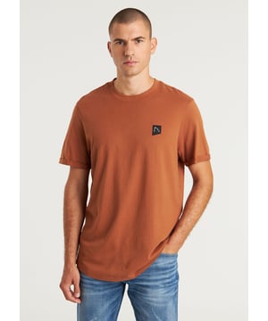 The Brody is a regular fit, basic t-shirt. The t-shirt has a crewneck and folded sleeves. The Brody also has a round hem and a CHASIN' patch on the chest.
