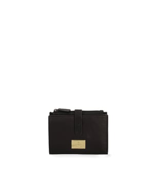 Cartera de mujer. El cierre es con botón de presión. Los bolsillos internos son tarjeteros y porta billetes. Los bolsillos externos están ausentes. Falta la correa para el hombro. Falta el mango. Hay un compartimento interno. El material exterior es 100% Piel Auténtica. Internamente está forrado en piel auténtica. Medidas: 12,5x10x1,5 cm. Producto de moda