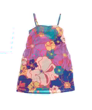Este encantador vestido de lino para niñas combina estilo y comodidad con un diseño fresco y versátil. 

Presenta tirantes regulables que permiten un ajuste personalizado, asegurando un calce perfecto. 

La espalda cuenta con una abertura decorativa, que además es elástica, lo que le añade un toque moderno y funcional. 

Con un patrón plano y un diseño sencillo pero elegante, este vestido es ideal para los días cálidos, ofreciendo un look ligero y sofisticado para cualquier ocasión.
 Composición: Exterior: 55% Lino, 45% Algodón; Interior: 100% Algodón
 Cuidados:
- Lavar a máquina en agua fría  y ciclo delicado.
- Usar detergentes suaves.
- Usar secadora a baja temperatura.
- Planchar a bajas temperaturas.
- No lavar en seco.