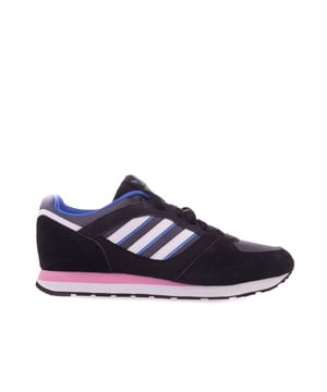 Het ontwerp van de Adidas ZX 100 M20953 valt op door zijn originaliteit, en aan de andere kant door zijn samenhang en eenvoudige samenstelling - de ontwerpers hebben ervoor gezorgd dat hij voldoet aan de huidige trends. De schoen wordt bovendien gekenmerkt door een goede kwaliteit. Vooral het bovenwerk is de moeite waard om aandacht aan te besteden - het is gemaakt van (leer)materiaal, dat zorgt voor gemakkelijke ventilatie en perfect aansluit op de voet. Het gebruik van moderne designoplossingen is verantwoordelijk voor het comfort. De zool is ook een belangrijk element van alledaagse schoenen. In dit model is Adidas duurzaam, flexibel en biedt optimale grip (ook op natte oppervlakken) - hij is gemaakt van een goede rubbermix. Het thermische comfort van dit model is het hele jaar door aangepast. Universele schoenen Adidas zijn jarenlange ervaring van ontwerpers en tienduizenden uren testen - gemak en comfort elke dag.