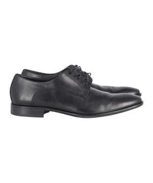 VINTAGE, RRP AS NEW
You'll find this pair of Hugo Boss derby shoes an essential addition to your shoe collection. Elegantly styled Derby shoes by HUGO, crafted in leather for a refined look and feel. These lace-up shoes are set on a rubber outsole and detailed with an embossed logo at the topline. Soft lining adds easy comfort in every step.
Hugo Boss Derby Lace-Up Formal Shoes in Black Leather 
Condition: Very good
Sign of wear: Fair sign of wear on insoles and soles, fair creasing of leather on the vamps 
Size: UK 6/IT 40/US 7 
Color: Black
Material: Leather
SKU: 208344