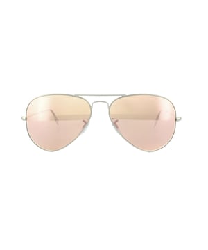 Ray-Ban Zonnebril Aviator 3025 019 / Z2 Zilver Bruin Spiegel Roze werden oorspronkelijk ontworpen in 1936 voor Amerikaanse militaire piloten en sindsdien een van de meest iconische zonnebril-modellen ter wereld werden. Het tijdloze ontwerp wordt gekenmerkt door het dunne metaaldraadframe, grote traanvormige lenzen en fijne metalen tempels met siliconen tips en neuskussens voor een aangepaste en comfortabele pasvorm. Dit klassieke model is verkrijgbaar in verschillende maten en een scala aan kleur.
