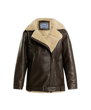 Of het nu in zwart of donkerbruin is, het coole, iets langer gesneden bikerjack van DreiMaster Vintage wil je deze winter en nog veel meer niet meer uitdoen. Met zijn robuuste lamsleer en de zachte schapenvacht aan de binnenkant van de jas wordt hij al snel een favoriet. De kenmerkende asymmetrische ritssluiting, een schuine borstzak en een riem aan de zoom zorgen voor een expressieve afwerking.  Jas