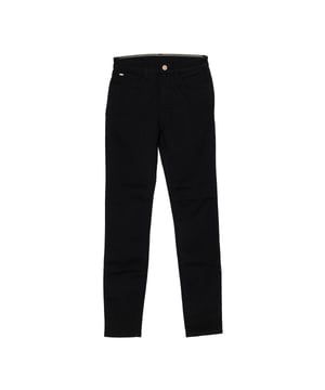 Lange broek.
 Kleur Zwart
 Riem met riemlussen.
 Rits- en knoopsluiting aan de voorkant.
 Twee zakken aan de voorkant en een minizakje.
 Twee zakken op de achterkant met het metallic logo.
 Stretchstof.
 Bijpassende zichtbare naden.

 Samenstelling:
 67% Katoen - 32% Polyester - 1% Elastaan.

 Wasvoorschriften:
 - Maximaal wassen op 30ºC.
 - Strijken op gemiddelde temperatuur, max. 110 ° C.
 - Je kunt een droger gebruiken.
 - Gebruik geen bleekmiddel.
 - Kan niet chemisch gereinigd worden.
 Samenstelling: 67% Katoen, 32% Polyester, 1% Elastaan
 Onderhoud:
Maximaal wassen op 30ºC.
 - Strijken op gemiddelde temperatuur, max. 110ºC.
 - Je kunt een droger gebruiken.
 - Geen bleekmiddel gebruiken.
 - Kan niet chemisch gereinigd worden.