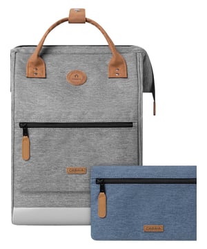Dieser mittelgroße Unisex-Rucksack mit 25 Litern bietet durchdachten Stauraum und hohen Tragekomfort. Die verstellbaren, gepolsterten Schultergurte sind atmungsaktiv und sorgen für ein angenehmes Tragegefühl. Zwei kurze Henkel lassen sich mittels Lasche verbinden, um den Rucksack bequem in der Hand zu tragen. Die extra große Rucksacköffnung ermöglicht schnellen Zugriff auf das geräumige Hauptfach. Innen befindet sich ein gepolstertes Laptopfach mit Klettverschluss sowie ein praktischer Keychain für den Schlüsselbund. Ein Geheimfach auf der Rückseite bietet zusätzlichen Schutz für Wertgegenstände. Das wasserabweisende, vegane Material macht den Rucksack besonders robust und alltagstauglich. Dank der Kofferschlaufe lässt er sich bequem an einem Trolley befestigen. Als besonderes Feature wird der Rucksack mit zwei auswechselbaren Vordertaschen (Central Park& Rivoli) geliefert, die mit Laschen und Druckknöpfen sicher befestigt werden. Ein dezentes, frontales Label rundet das minimalistische Design ab.