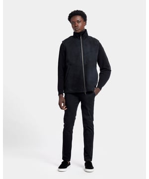 Ultra warm en heerlijk zacht. Deze bodywarmer is gemaakt van eersteklas omgekeerd lam. De jas heeft zakken in beide taillezijden en de sluiting aan de voorkant is met een rits.