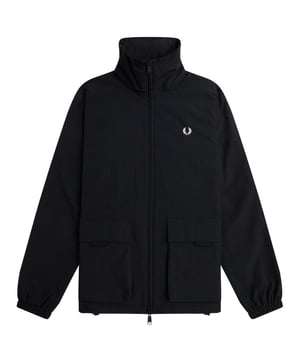 Manténgase abrigado y elegante con la chaqueta negra Fred Perry. Confeccionada con un diseño clásico, esta chaqueta es perfecta para cualquier aventura al aire libre. Mientras que el color Negro añade un toque de sofisticación. No dejes que el clima frío te impida explorar con estilo. Insignia de la marca en el pecho izquierdo, chaqueta negra, cremallera, negro, Material: 100% poliamida, Forro: 100% poliéster, Cierre de cremallera central. Corte regular, Se ajusta a la talla real, Insignia de la marca en la parte delantera izquierda del pecho, Terminaciones de mangas elásticas, 2 bolsillos con cierre de botones