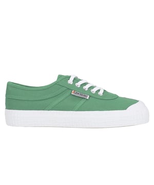 Siente el confort con cada pisada con las nuevas zapatillas de lona Original. Ahora con una nueva suela 3,2 cm y una doble plantilla interior, las Original son producto llamativo y cómodo. La zapatilla es un símbolo de originalidad y es el perfecto favorito de todos los tiempos. La gran selección de colores te permite explorar tu propio estilo personal... ¿a qué esperas?