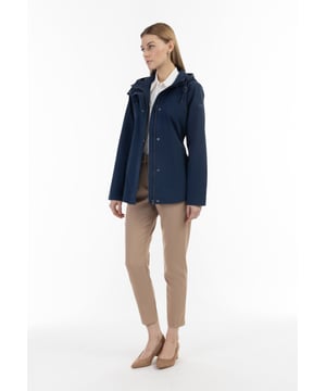 keine Füllung, Beschichtung: 100% Thermo-Polyurethan  Sportlich, wasserdicht und schick! Wenn im Frühjahr die Temperaturen wieder steigen, ist diese Regenjacke von DreiMaster Klassik die ideale Begleitung für regnerische Tage in der Übergangszeit. Das angenehme Material hat durch den hohen Baumwollanteil einen soften Touch und ist dank einer Thermo-Polyurethan-Beschichtung wind- und wasserdicht sowie atmungsaktiv. Zwei seitliche Eingrifftaschen mit Druckknopf bieten ebenso Schutz für Hände und wichtige Essentials. Für eine trendige Optik sind die Säume abgerundet und die Knöpfe tragen das klassische "DreiMaster" Logo. Ein Logo-Print am Oberarm setzt ein finales Statement.  Regenjacke