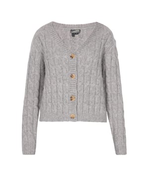 Breid je wintergarderobe uit met dit gezellige vest. Het kabelbreisel zorgt voor een bijzondere structuur, terwijl de V-hals en knoopsluiting aan de voorkant voor een klassieke look zorgen. Dit vest is perfect om als laagje te dragen bij koud weer en heeft geribde details aan de manchetten, zoom en halslijn voor extra stijl. Blijf warm en stijlvol door ze te combineren met je favoriete outfits.  Vest